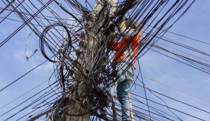 Indefinição sobre postes causa prejuízos para telecom e elétricas