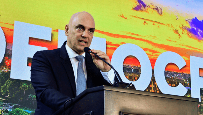 Alexandre de Moraes notifica Anatel e manda suspender X no Brasil